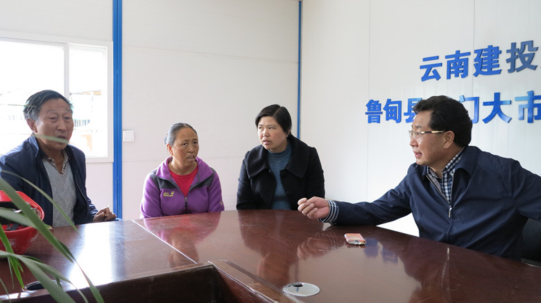 卢副主任和棚户区改造受益户座谈3_副本.jpg 卢副主任和棚户区改造受益户座谈3_副本.jpg