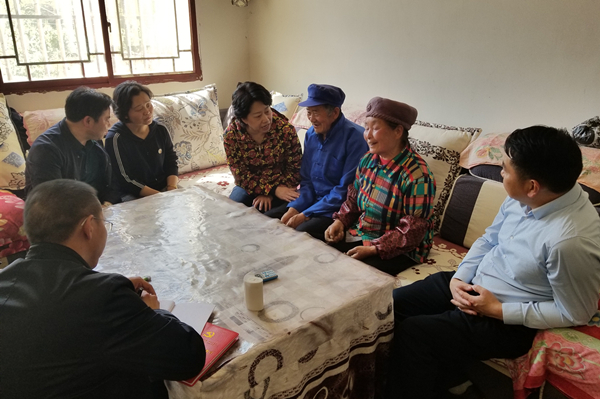 走访贫困户_副本.jpg 走访贫困户_副本.jpg