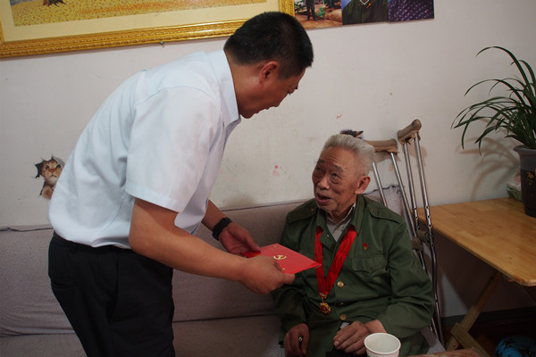 4慰问秦益初_副本.jpg 4慰问秦益初_副本.jpg